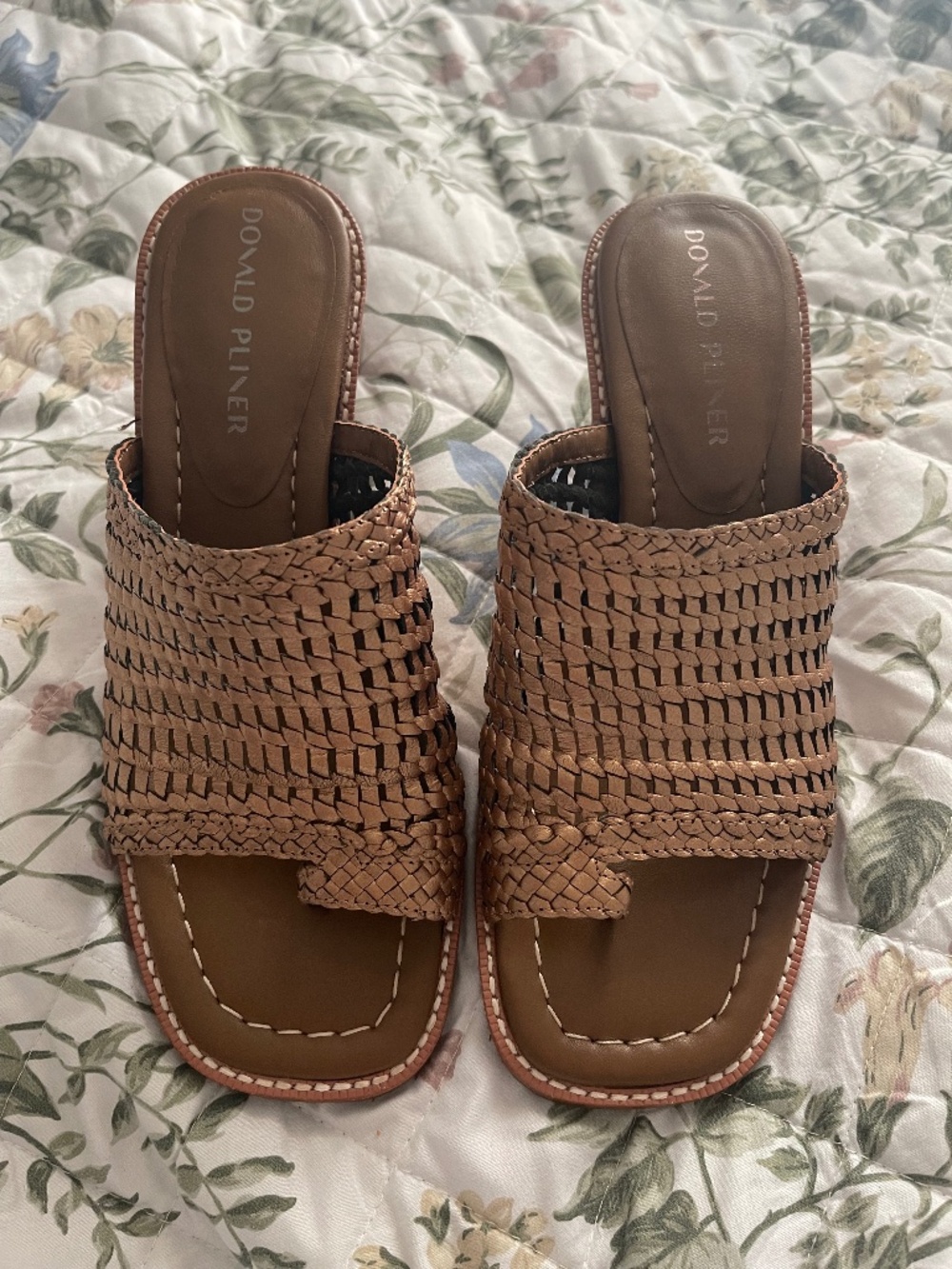 Donald Pliner Women’s Gold Basket Weave Mules 9M Boho Summer Festival